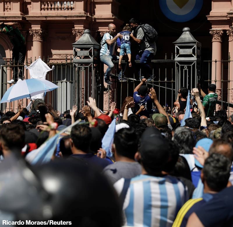 Argentina poytaxtida Maradona muxlislari va politsiya o‘rtasida to‘qnashuvlar yuz berdi