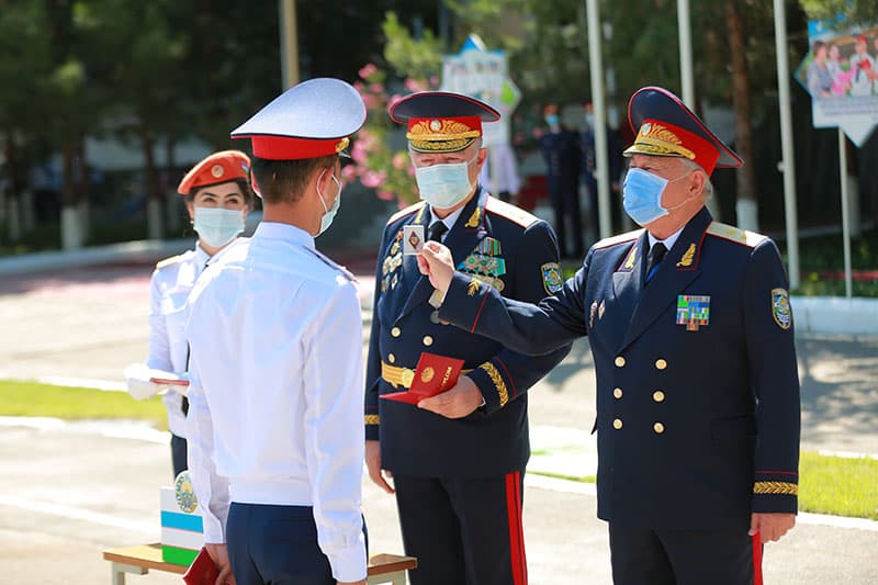 Tursinxan Xudaybergenov va Qobul Berdiyev FVV akademiyasi bitiruvchilariga leytenant unvonini topshirishdi