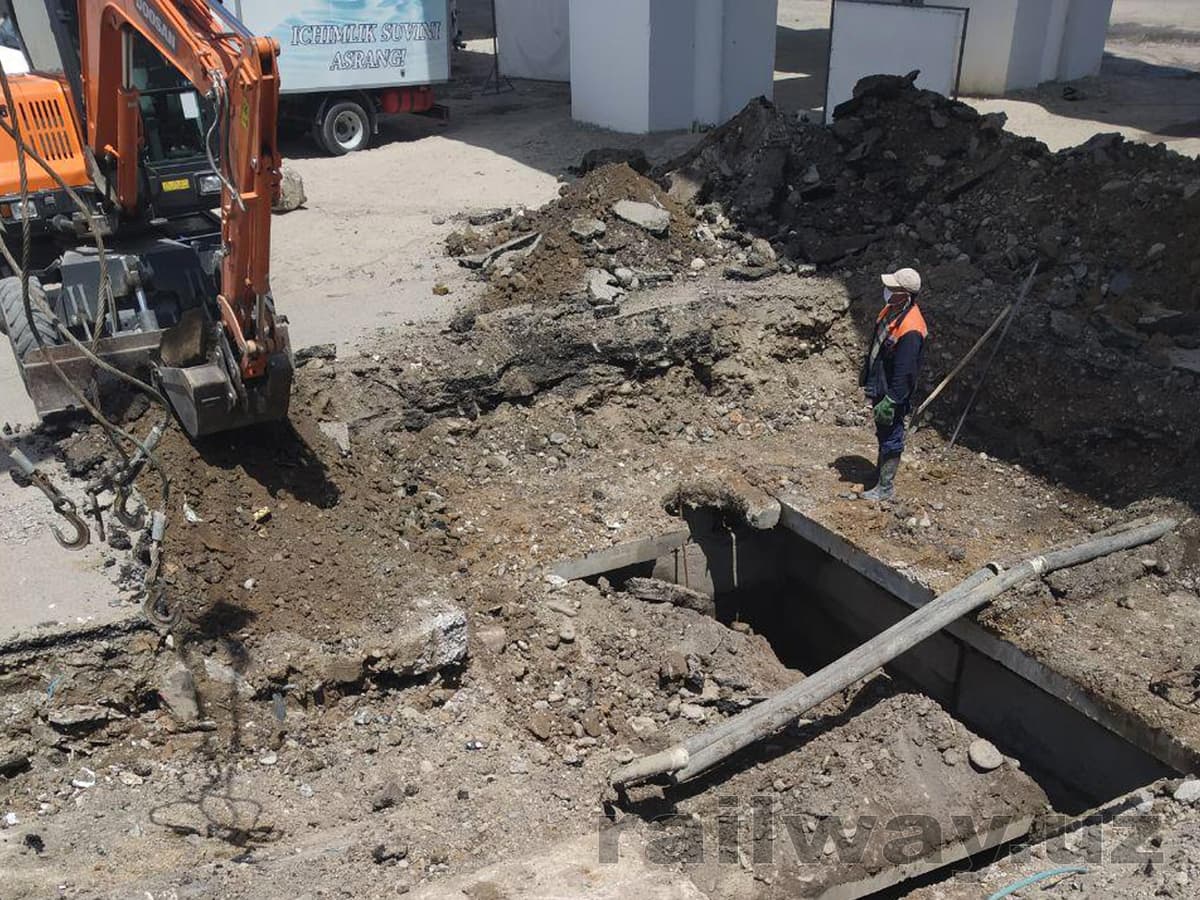 Возле эстакады надземного метро в Ташкенте произошел провал грунта 