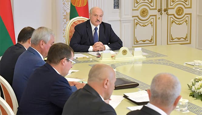 Lukashenko armiya Yevropa ittifoqi bilan chegarada jangovar shay holatga keltirilganini ma'lum qildi 