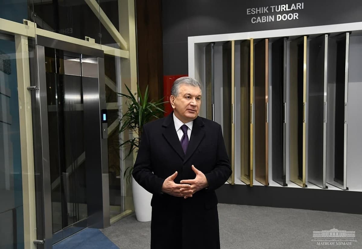 Shavkat Mirziyoyev Toshkent shahridagi bunyodkorlik ishlari va sanoat korxonalari faoliyati bilan tanishmoqda