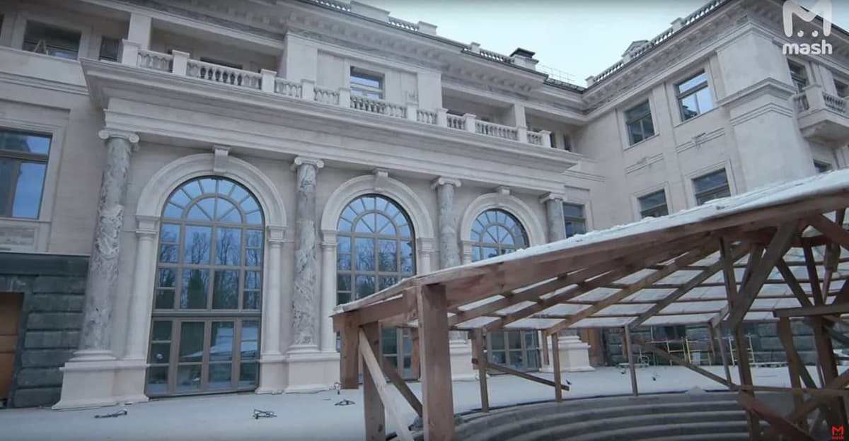 Стало известно, кому принадлежит «дворец» в Геленджике