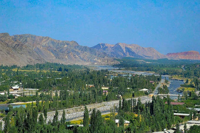 «So‘x aholisi 100 km yo‘l bosib shifoxonaga borishga majbur edi». Chegarada joylashgan tumanda qaysi muammolar yechim topmoqda?