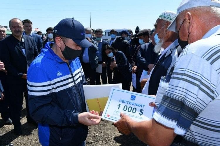 Пострадавшие от наводнения казахстанцы начали получать деньги перечисленные Алишером Усмановым