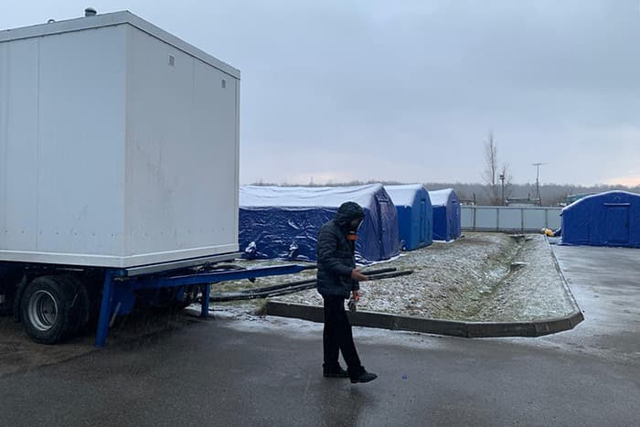 Rossiyadagi mehnat muhojirlari yotoqxonasida koronavirus tarqaldi, ular orasida o‘zbeklar ham bo‘lishi mumkin