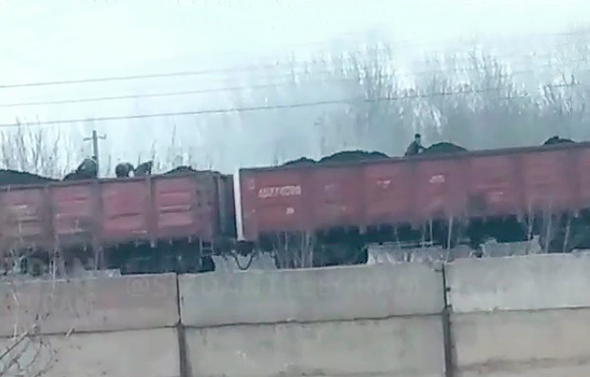 Установлены лица, пытавшиеся похитить уголь из движущихся вагонов