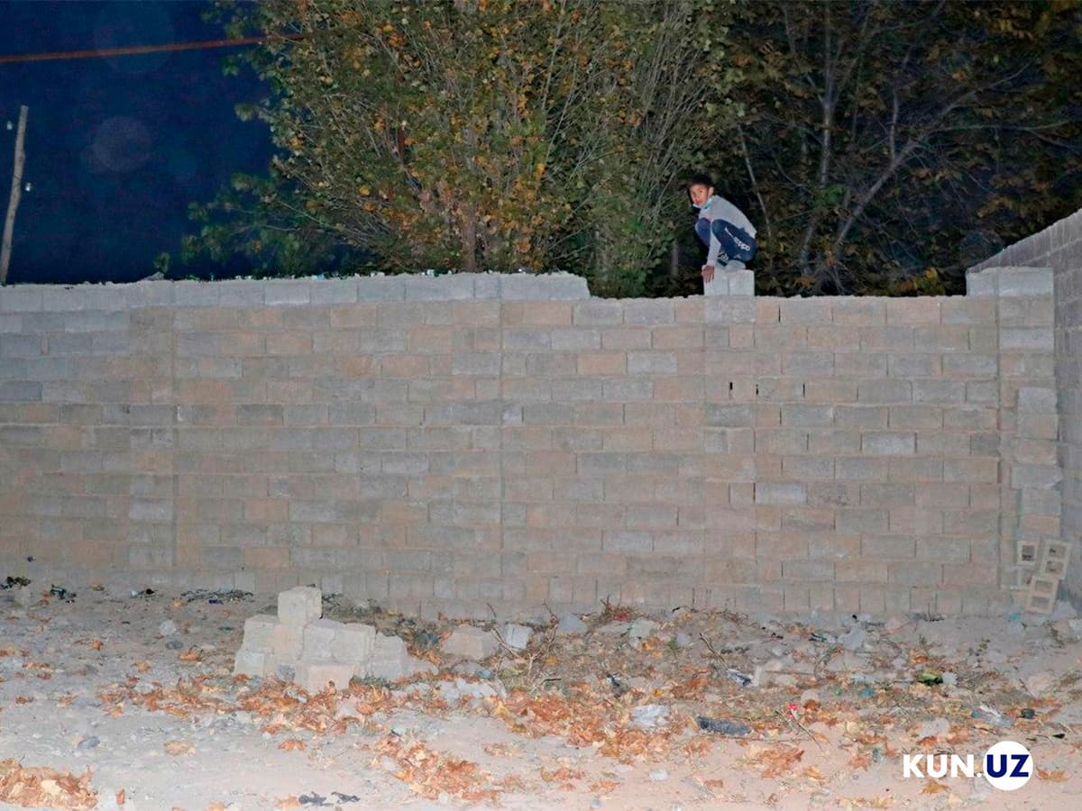 Jomboydagi «zirhlangan» «oltin devor». U odamlarning yo‘lini to‘smoqda