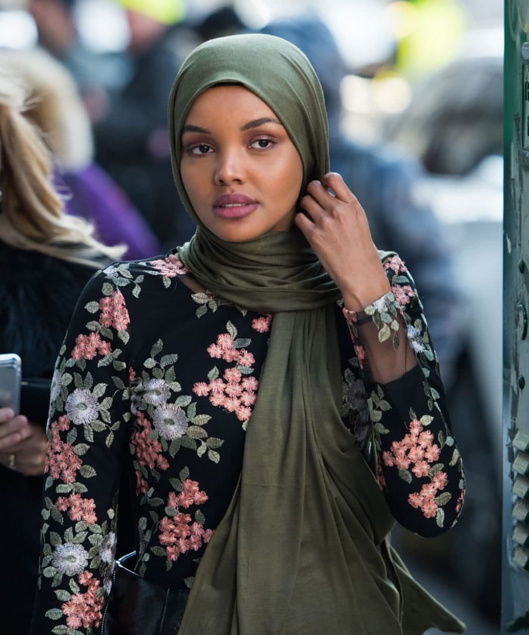 Tarixdagi birinchi hijobli model moda olamini tark etdi
