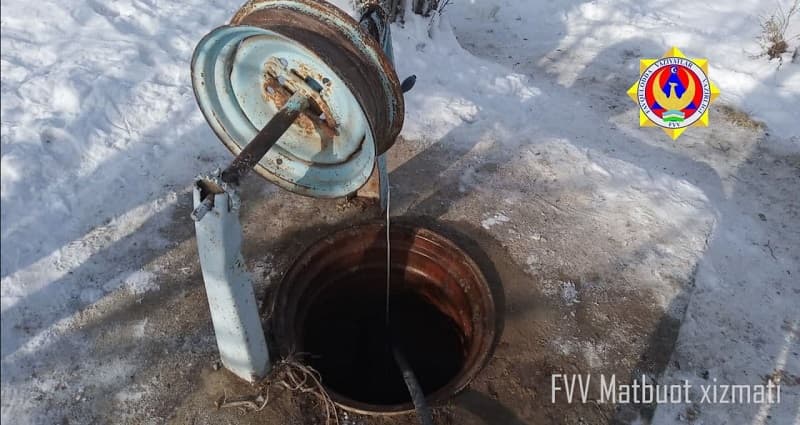 В Джизаке спасатели вызволили упавшую в колодец пенсионерку