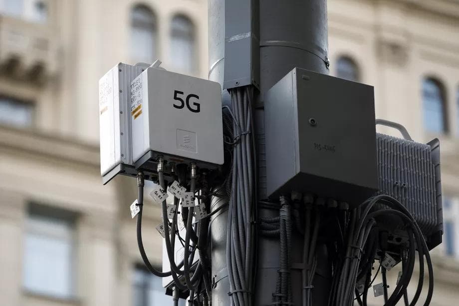 Buyuk Britaniyada 5G minoralari koronavirus tarqatishi to‘g‘risidagi xabarlardan so‘ng minoralarga o‘t qo‘yildi
