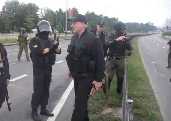 Вместе с Лукашенко в резиденцию прилетел его вооруженный 15-летний сын
