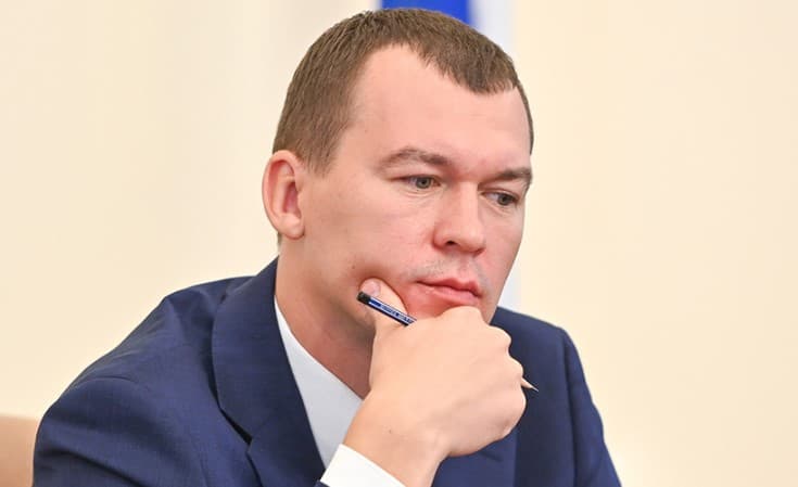 «Deraza ostida qichqirishni bas qiling»: Xabarovskning vaqtinchalik gubernatori norozi aholi oldiga chiqishdan bosh tortdi