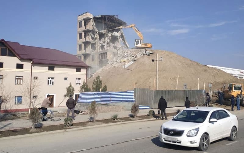 Jizzaxdagi ko‘p qavatli uyning qolgan qismini buzish uchun 8 ming metr kubdan ortiq tuproq keltirildi