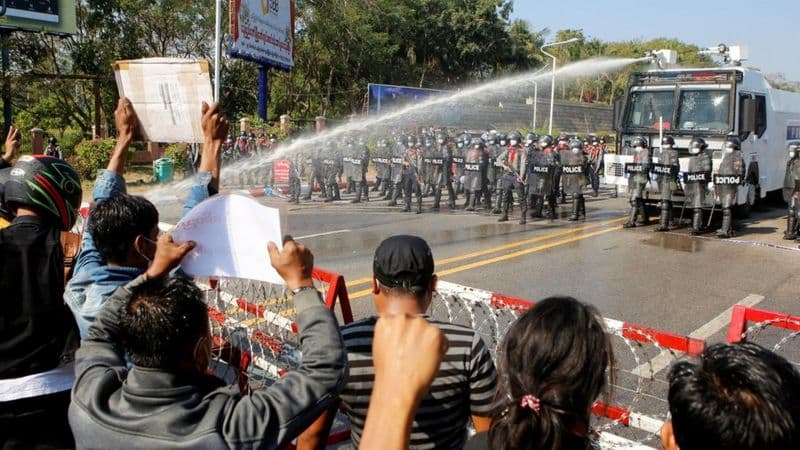 Myanmadagi isyon: politsiya namoyishchilarga rezina o‘qlar va ko‘zdan yosh sizdiruvchi gaz qo‘llashga o‘tdi