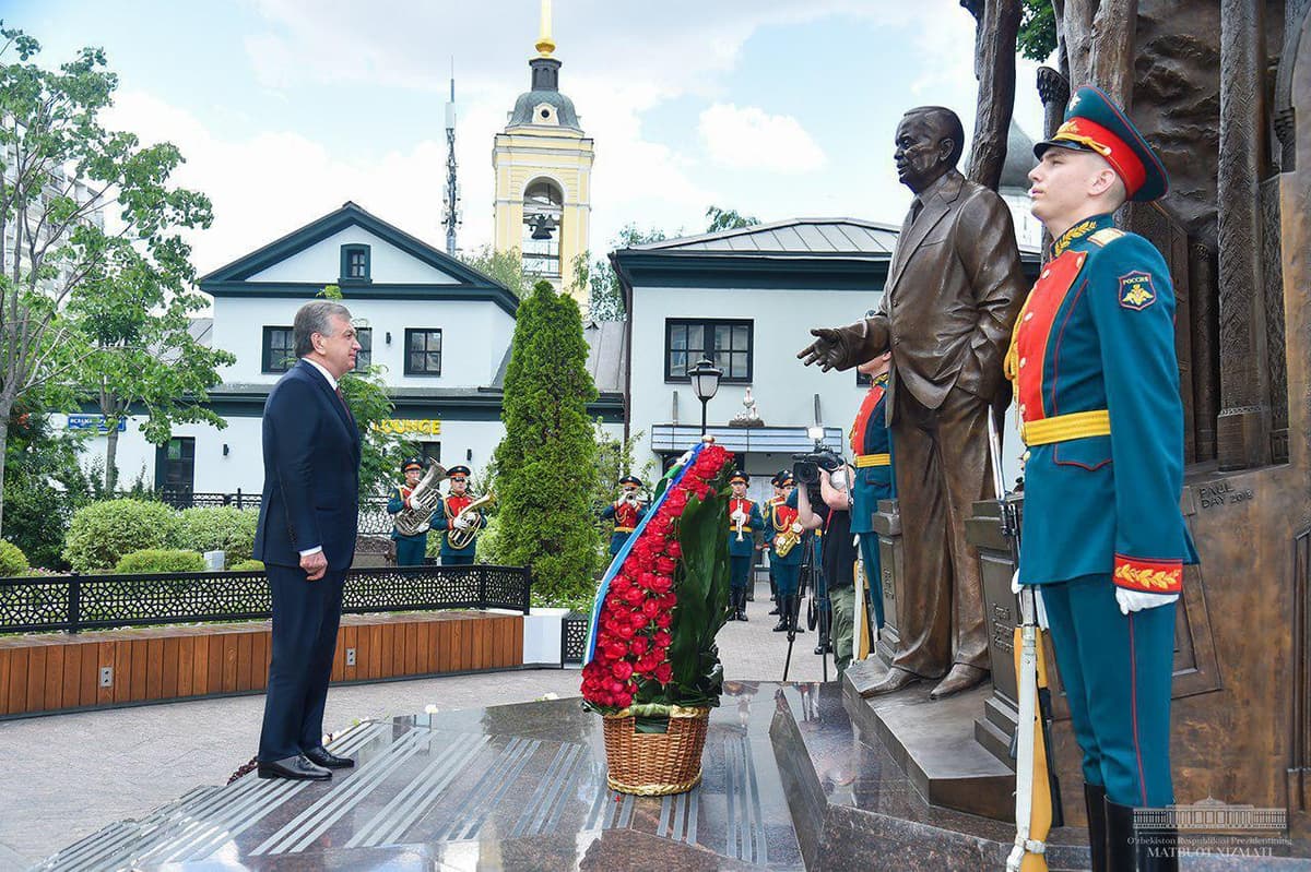Шавкат Мирзиёев посетил сквер Ислама Каримова в Москве