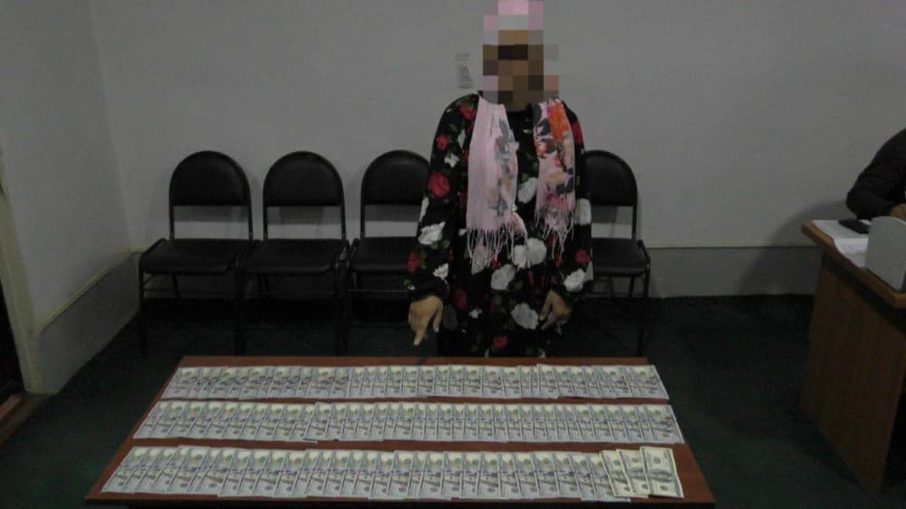Sirdaryoda o‘z farzandini 10 ming dollarga sotmoqchi bo‘lgan ayol ushlandi