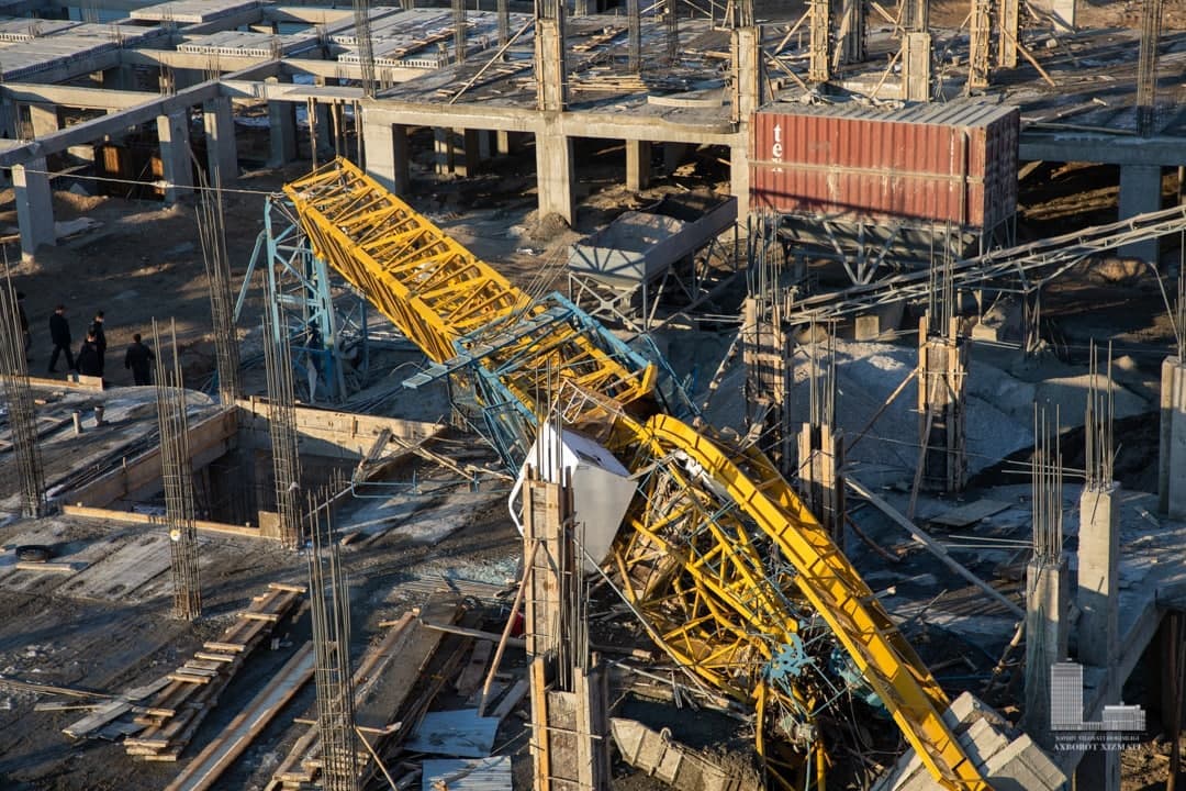 В Навои на строительной площадке обрушился башенный кран