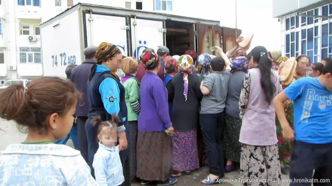 В Ашхабаде возникли очереди за хлебом