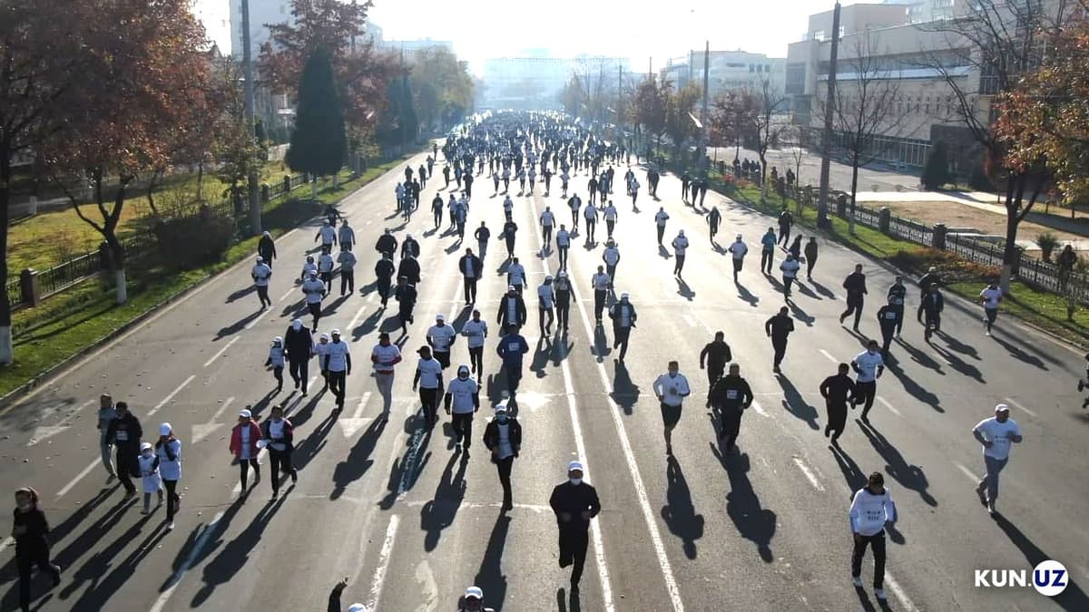 Fotoreportaj: Toshkentda O‘zbekiston bayrog‘i kuni arafasida yarimmarafon o‘tkazildi