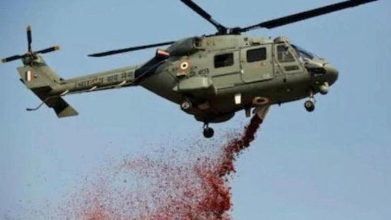 Ҳиндистонда шифокорларга миннатдорлик сифатида вертолётлардан атиргул япроқлари сочилди
