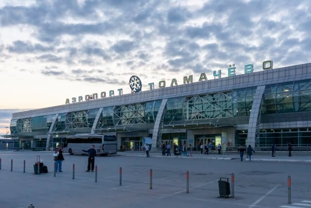 Узбекистанцев, не успевших вылететь из Новосибирска, разместили в хостеле