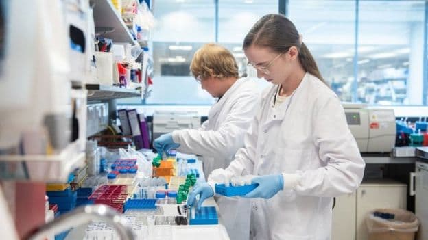Dunyodagi vaziyat: Oksford vaksinasining muvaffaqiyatli sinovi va Trampning quruq va'dasi