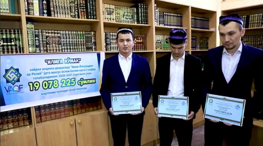 «Ilmga ko‘mak» aksiyasi: Xorazmdagi madrasaning 5 nafar talabasi uchun shartnoma pullari to‘lab berildi