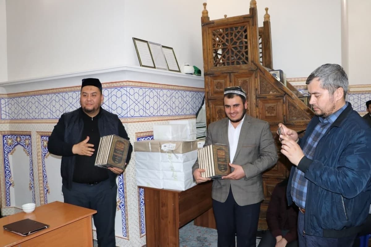 «Vaqf» fondi Buxoro viloyatiga 10 mingdan ziyod kitob xayriya qildi