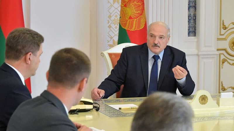 Лукашенко опроверг слухи о том, что находится за границей