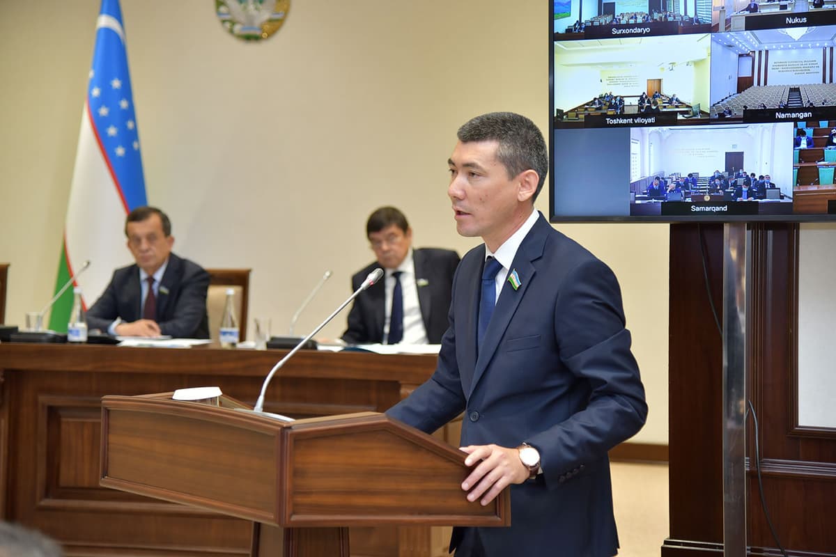 Pichoqdan foydalangan holda sodir etilishi mumkin bo‘lgan huquqbuzarliklarni kamaytirishga qaratilgan qonun muhokama qilindi