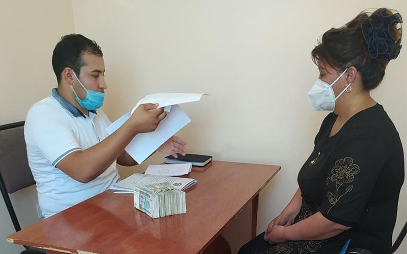 Rossiyada chiqindi yig‘ib yurgan Islombekning onasiga aliment pullari undirib berildi 