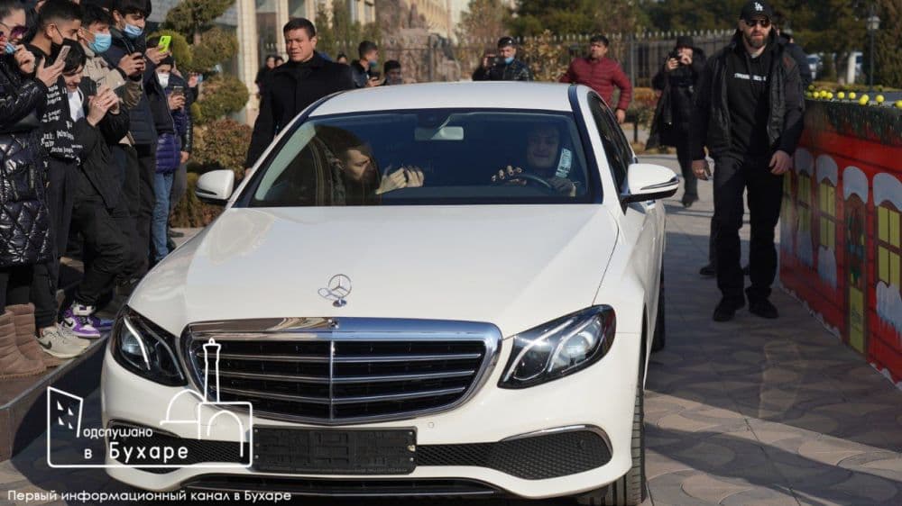 Morgenshtern va'dasida turib, «Mercedes»ini buxorolik yigitga topshirdi