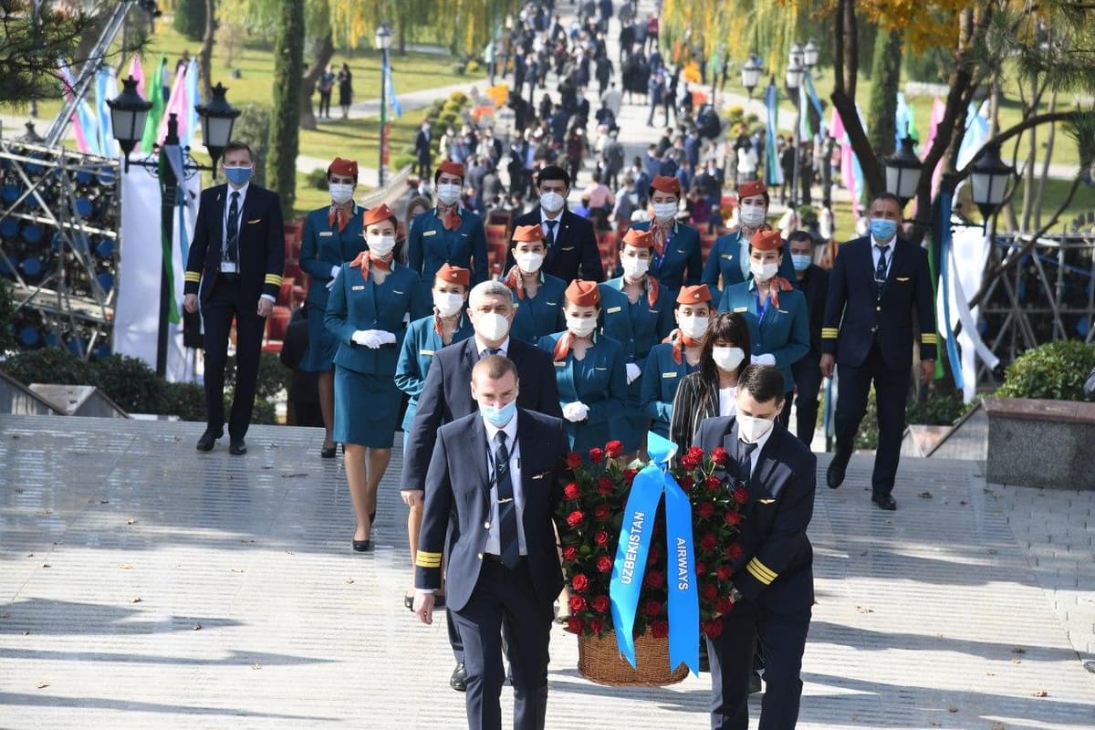 O‘zbek tili bayrami kuni munosabati bilan Milliy bog‘da Alisher Navoiy haykali poyiga gulchambar qo‘yildi