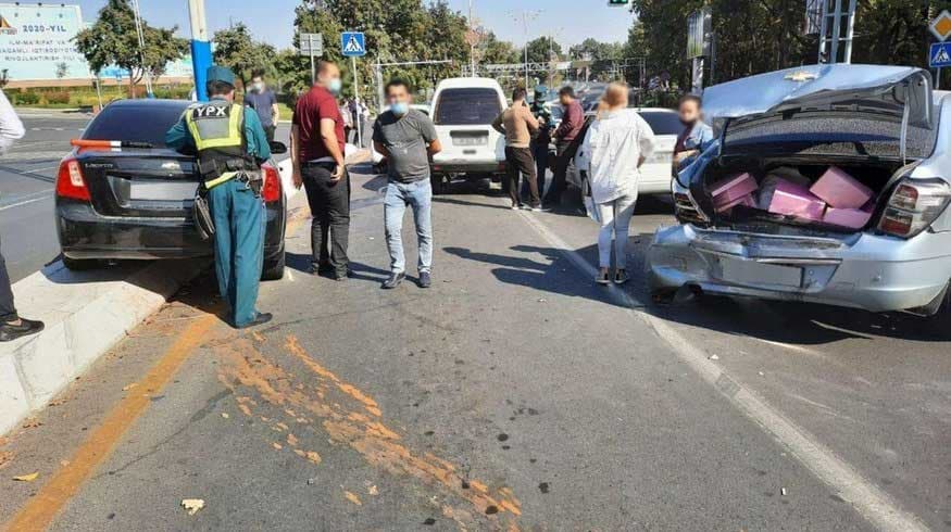 В Ташкенте водитель не подчинился требованию сотрудника ДПС и протаранил 6 машин