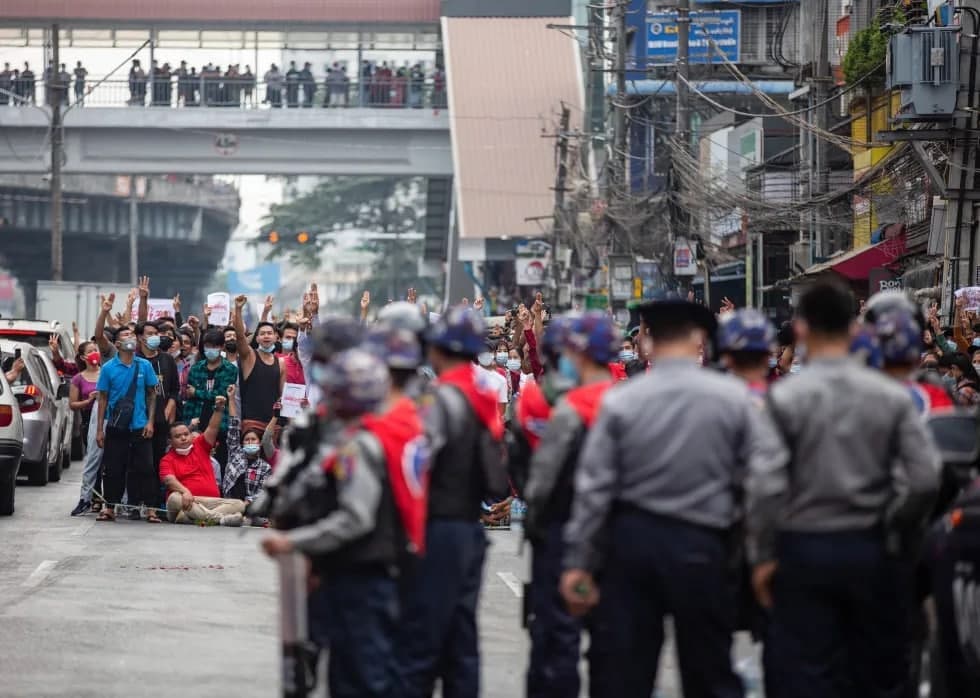 Myanmadagi harbiy isyon: umummilliy ish tashlashlar va suv sepib haydalgan namoyishchilar