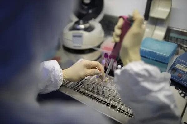 Частным медицинским организациям разрешили оказывать услуги болеющим коронавирусом