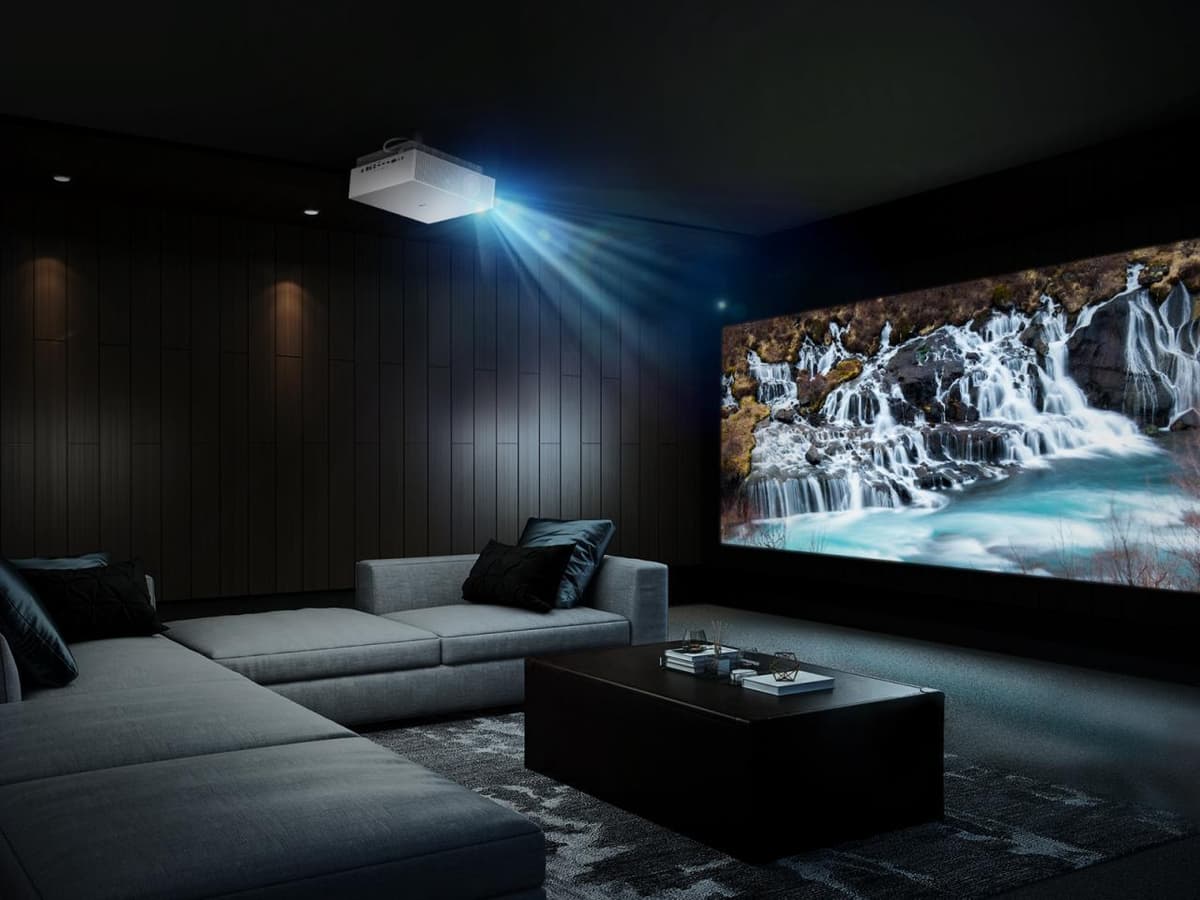 Янги LG CINEBEAM проектори уй кинотеатрида фильмлар томоша қилишни янги даражага олиб чиқади