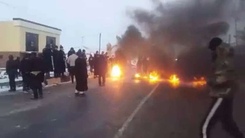 В Сурхандарье жители перекрыли дорогу горящими покрышками из-за отключений света