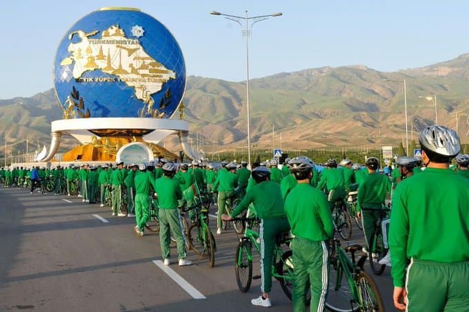 Foto: Ashxobodda velosipedga yodgorlik o‘rnatildi
