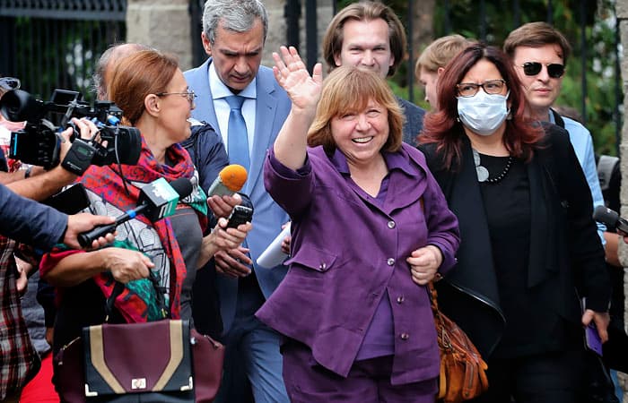 Svetlana Aleksiyevich Belarusni tark etdi
