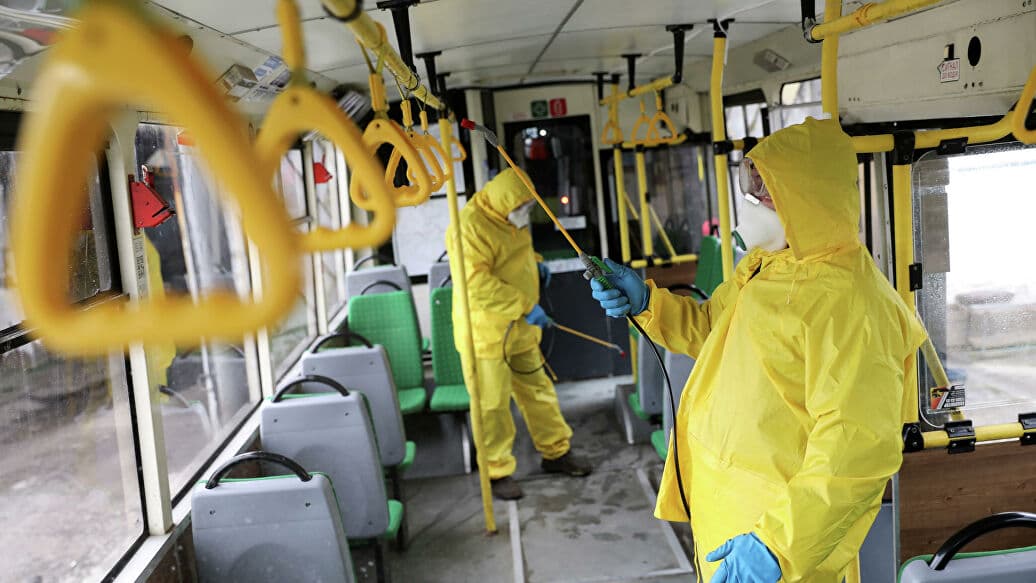 Olimlar koronavirus havoda qancha qolishi mumkinligini aniqlashdi