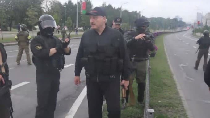Minskda 150 ming kishilik yana bir miting bo‘lib o‘tdi. Lukashenko qarorgohiga avtomat bilan keldi