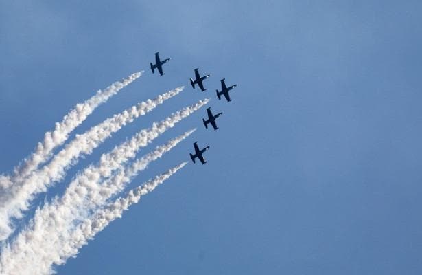 AQShda koronavirusga qarshi kurashayotgan shifokorlar sharafiga aviashou o‘tkazildi 
