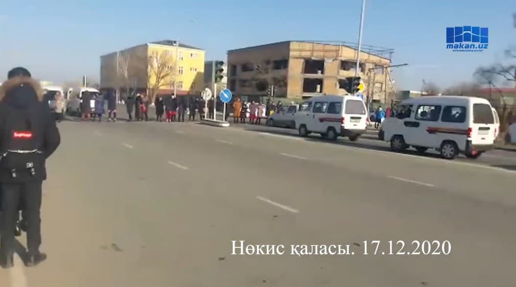В Нукусе женщины перекрыли дорогу из-за невыплаты зарплат. На место события прибыл глава МВД