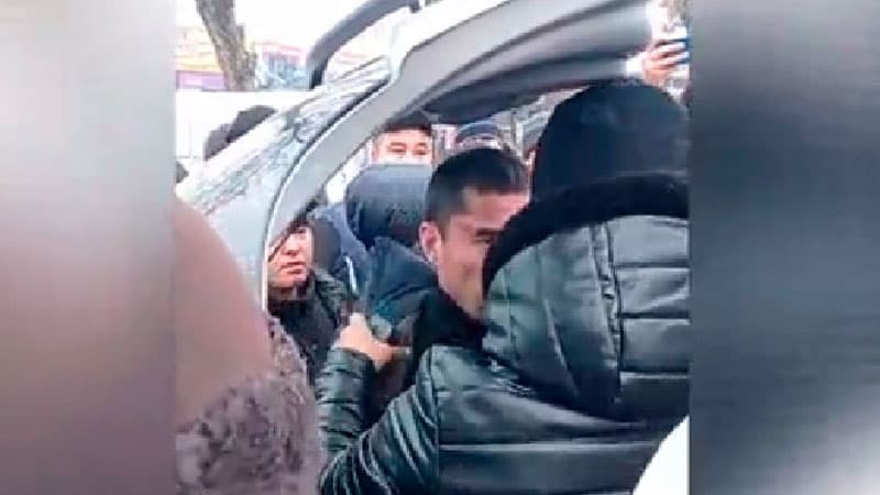 В Андижане над мужчиной устроили самосуд. Его обвинили в «стукачестве»