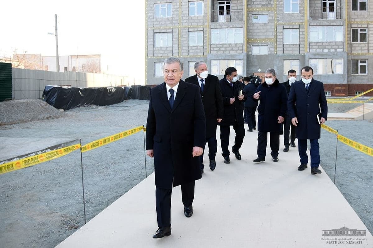 Президент Урганчдаги бунёдкорлик лойиҳалари билан танишди