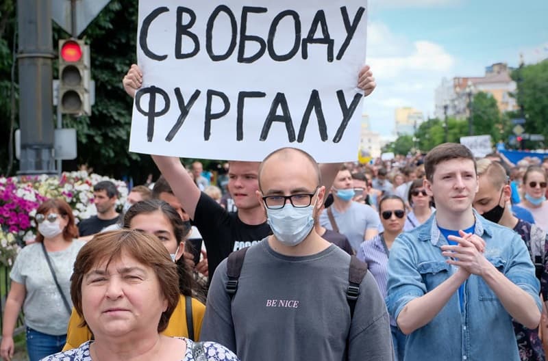 «Биз учун асосийси — шаънимизни ҳимоя қилиш»: Хабаровскдаги йирик намойишда Путиннинг истеъфоси талаб қилинди
