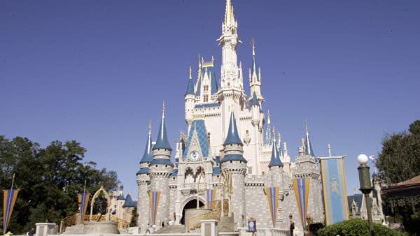 Коронавирус сабабли Disney компанияси юз мингдан ортиқ ходимига маош беришни тўхтатмоқда 