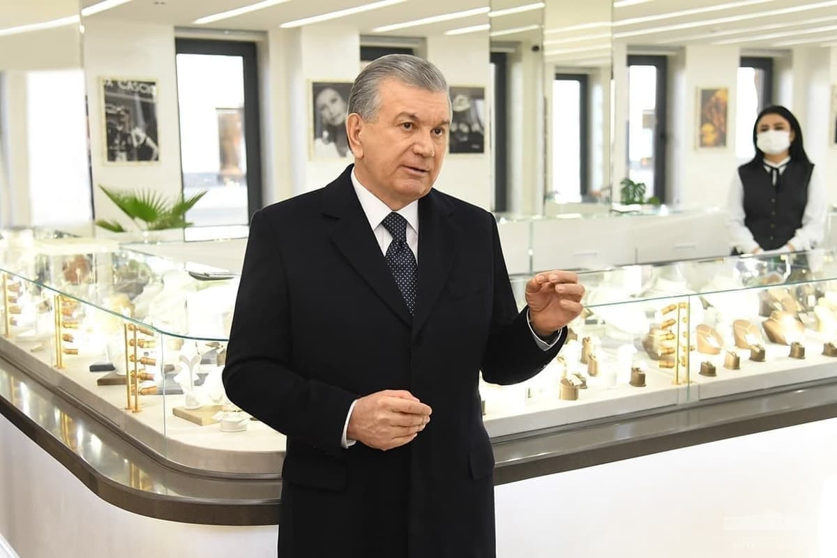В Ташкенте Мирзиёев посетил крупное ювелирное предприятие