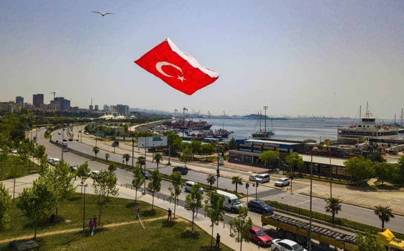 Istanbulda Turkiya bayrog‘i ko‘rinishidagi ulkan varrak osmonga uchirildi (video)